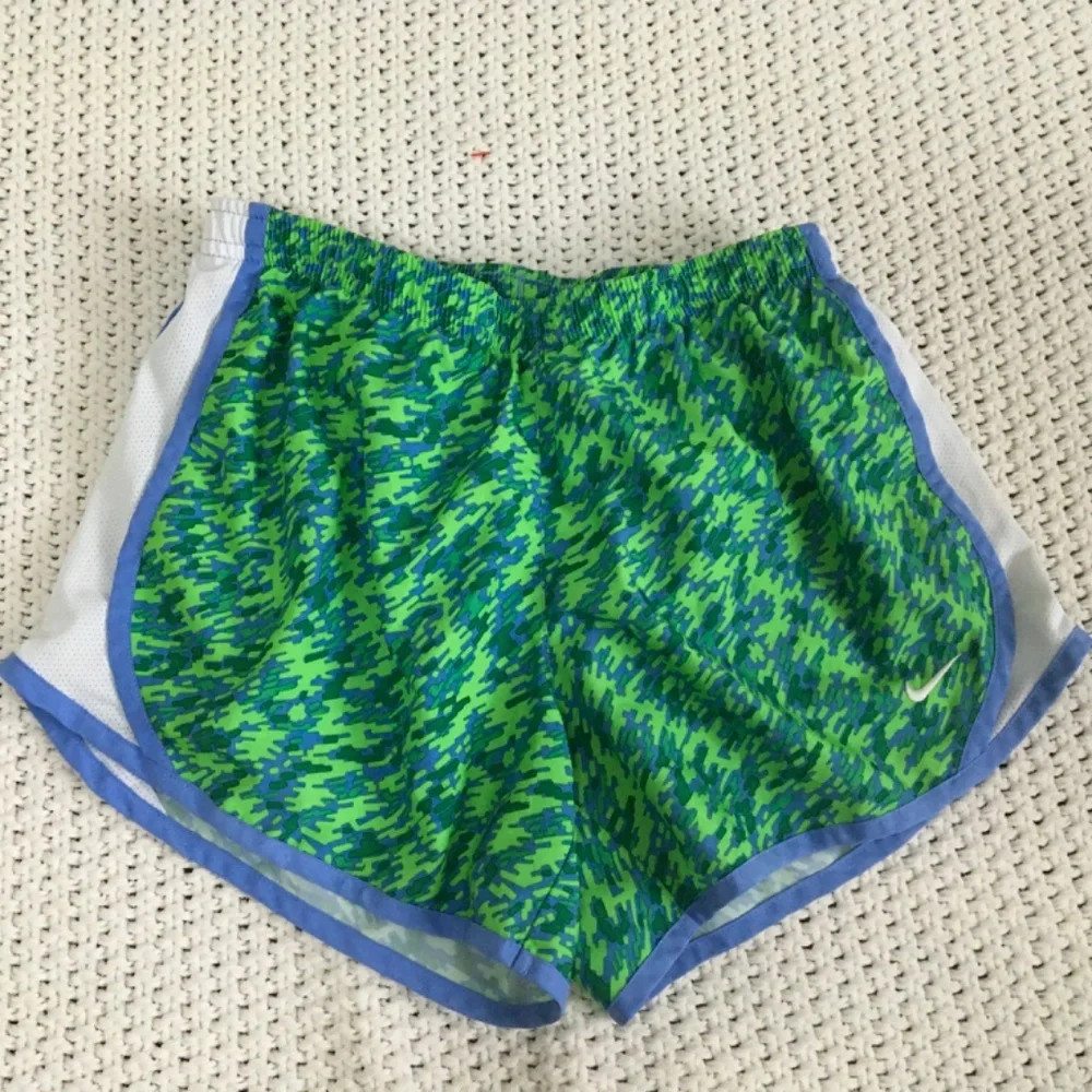 NIKE DRYFIT RUNNING SHORTS WITH PANTY LINING GIRLS SIZE LARGE - Picture 1 of 6